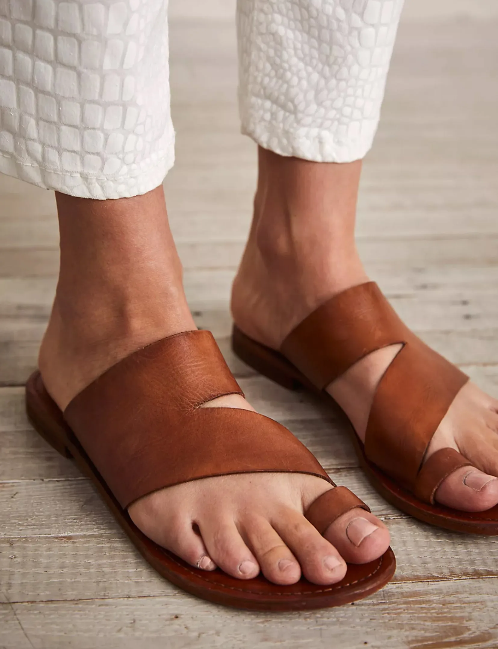 Abilene Toe Loop Sandal in Luggage tropical mood