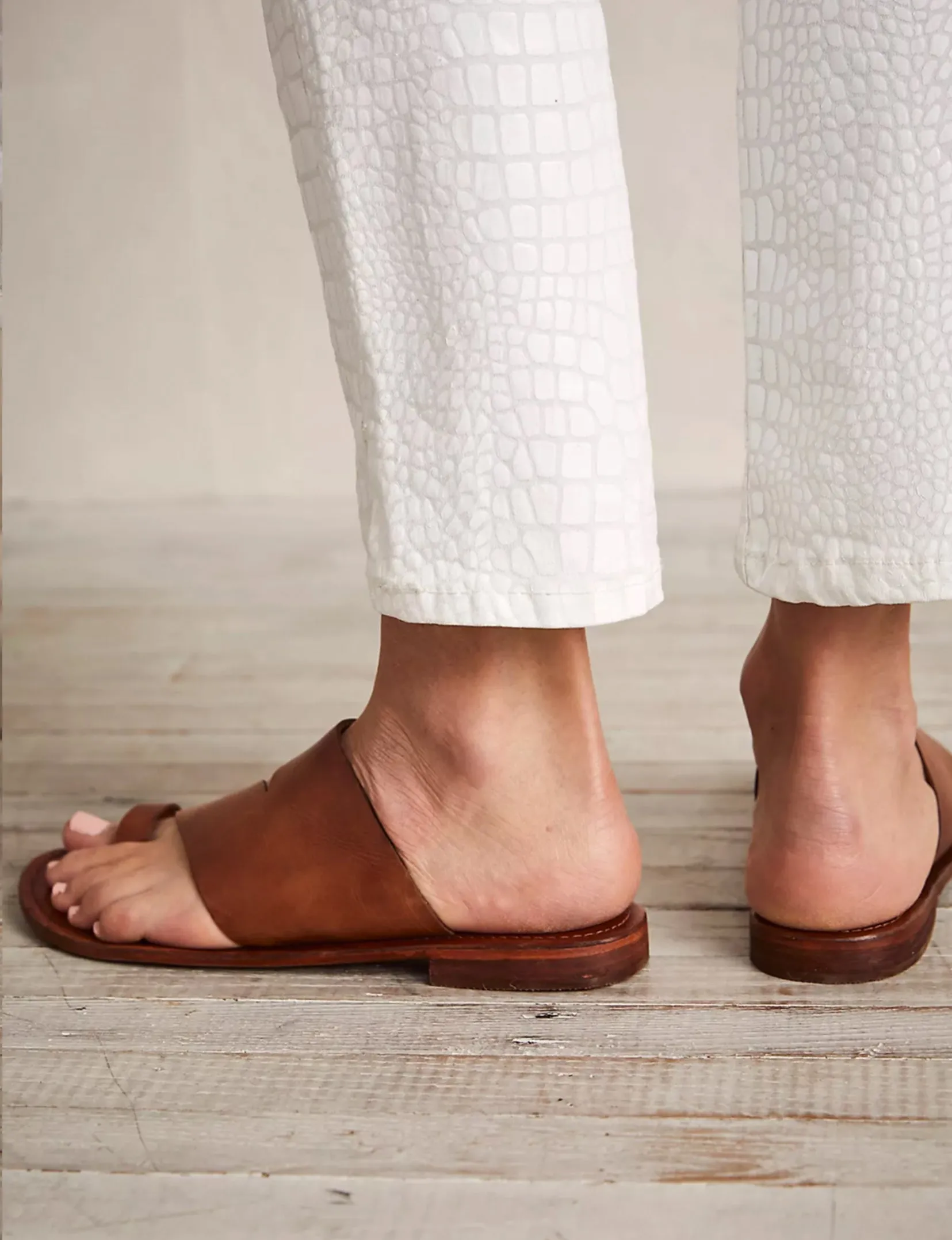 Abilene Toe Loop Sandal in Luggage tropical mood