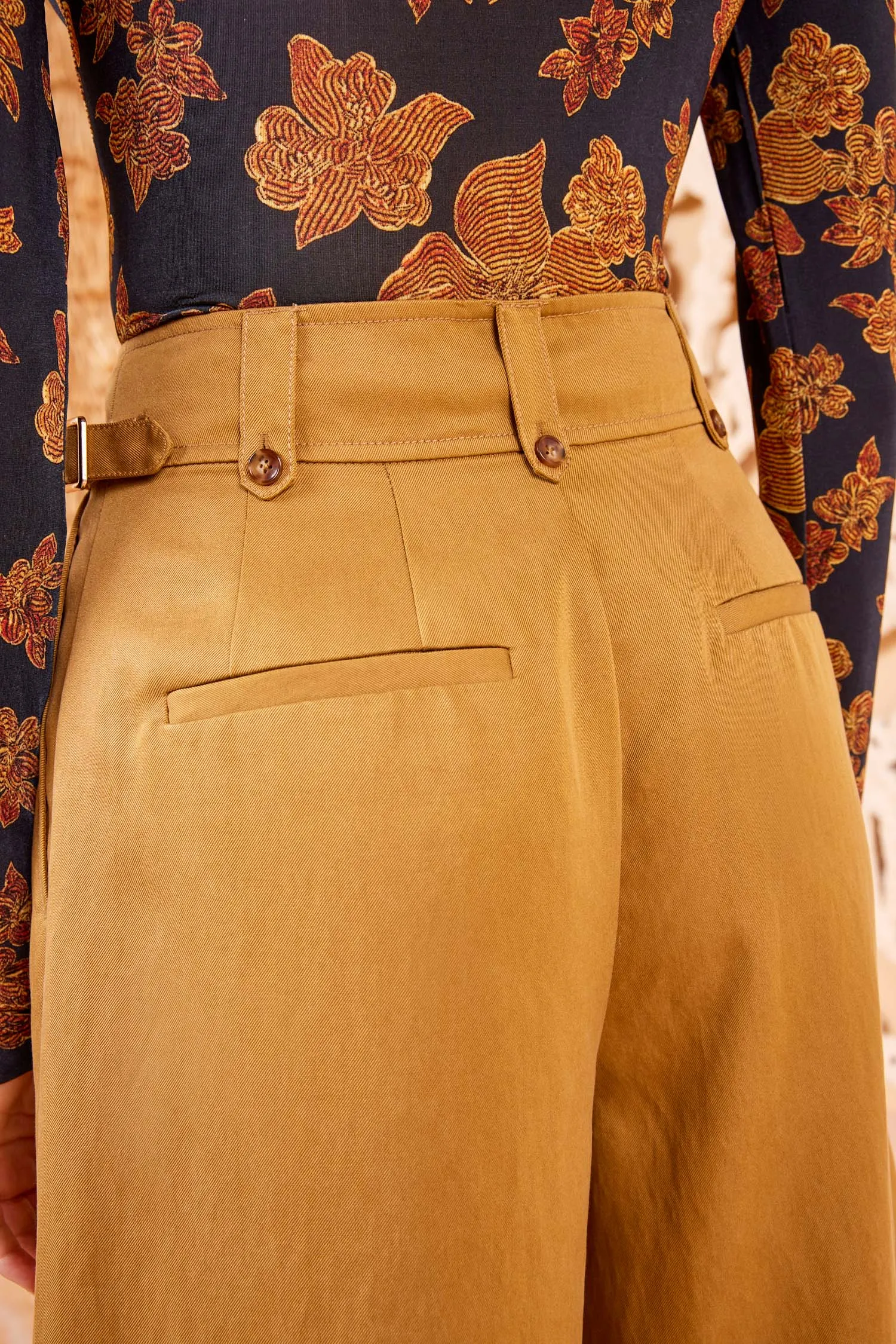 Ashton Short - Fawn zip safe