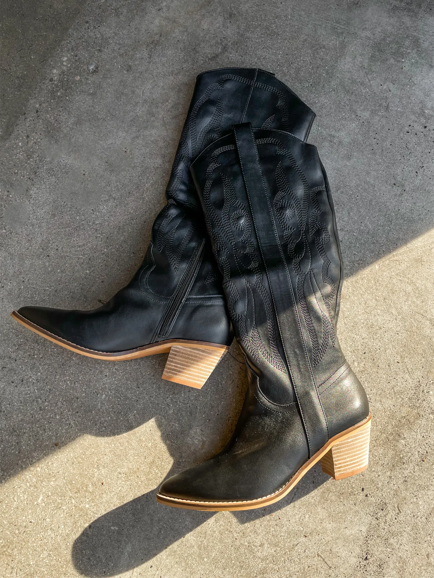 Bailey Cowgirl Boot in Black all match