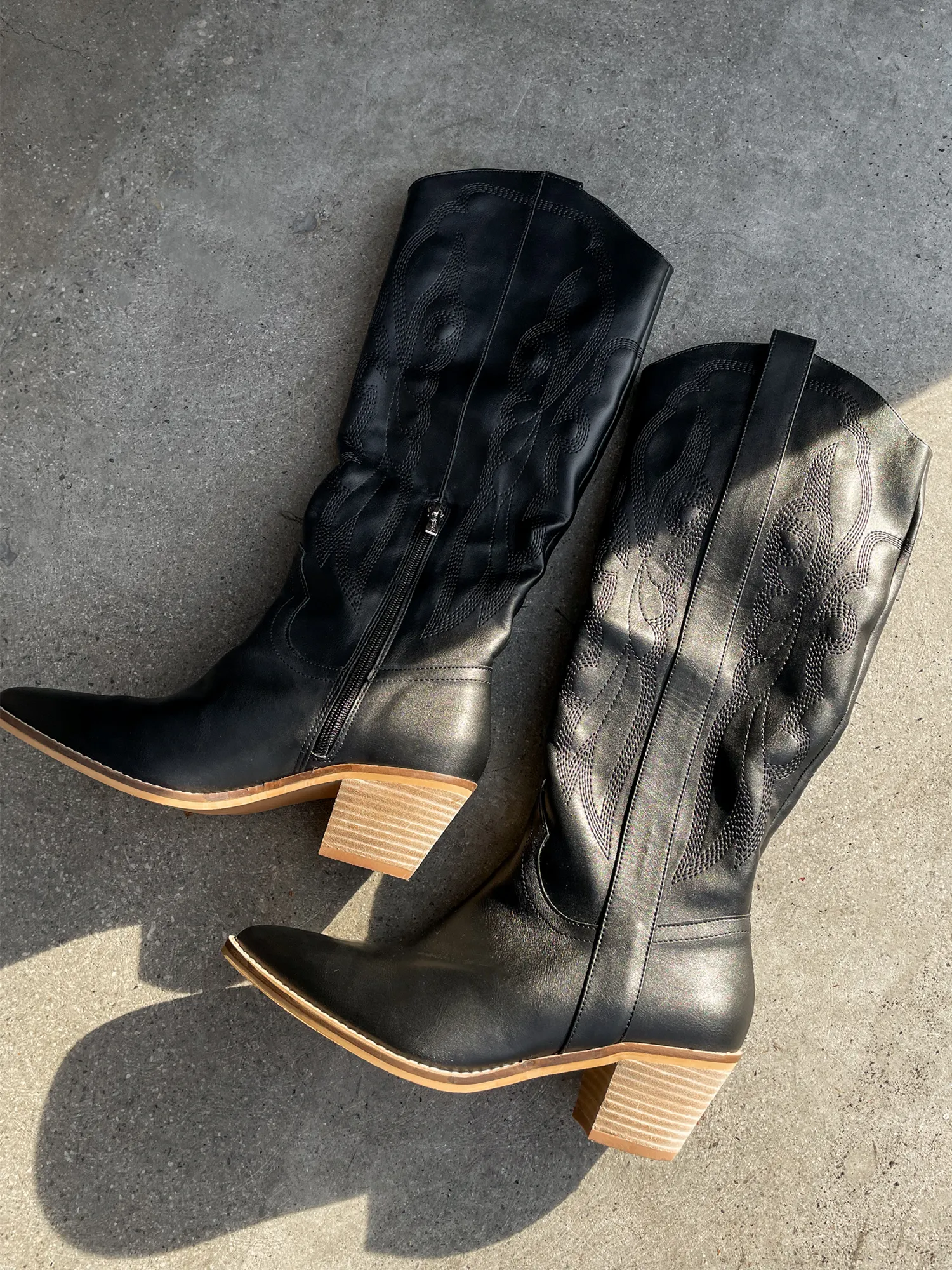 Bailey Cowgirl Boot in Black all match