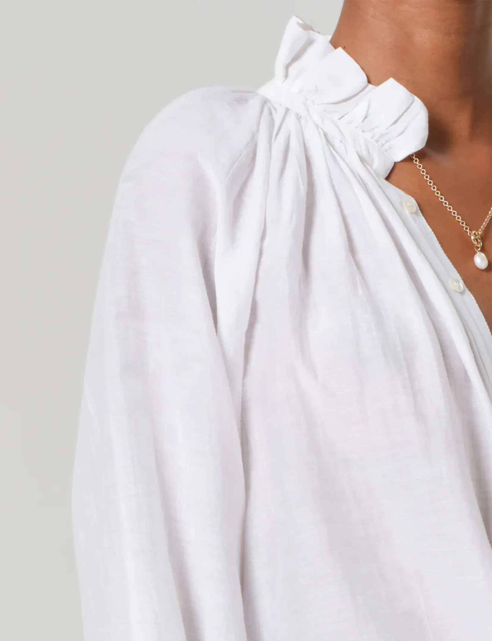 Iris Ruffled Top, White classic fold
