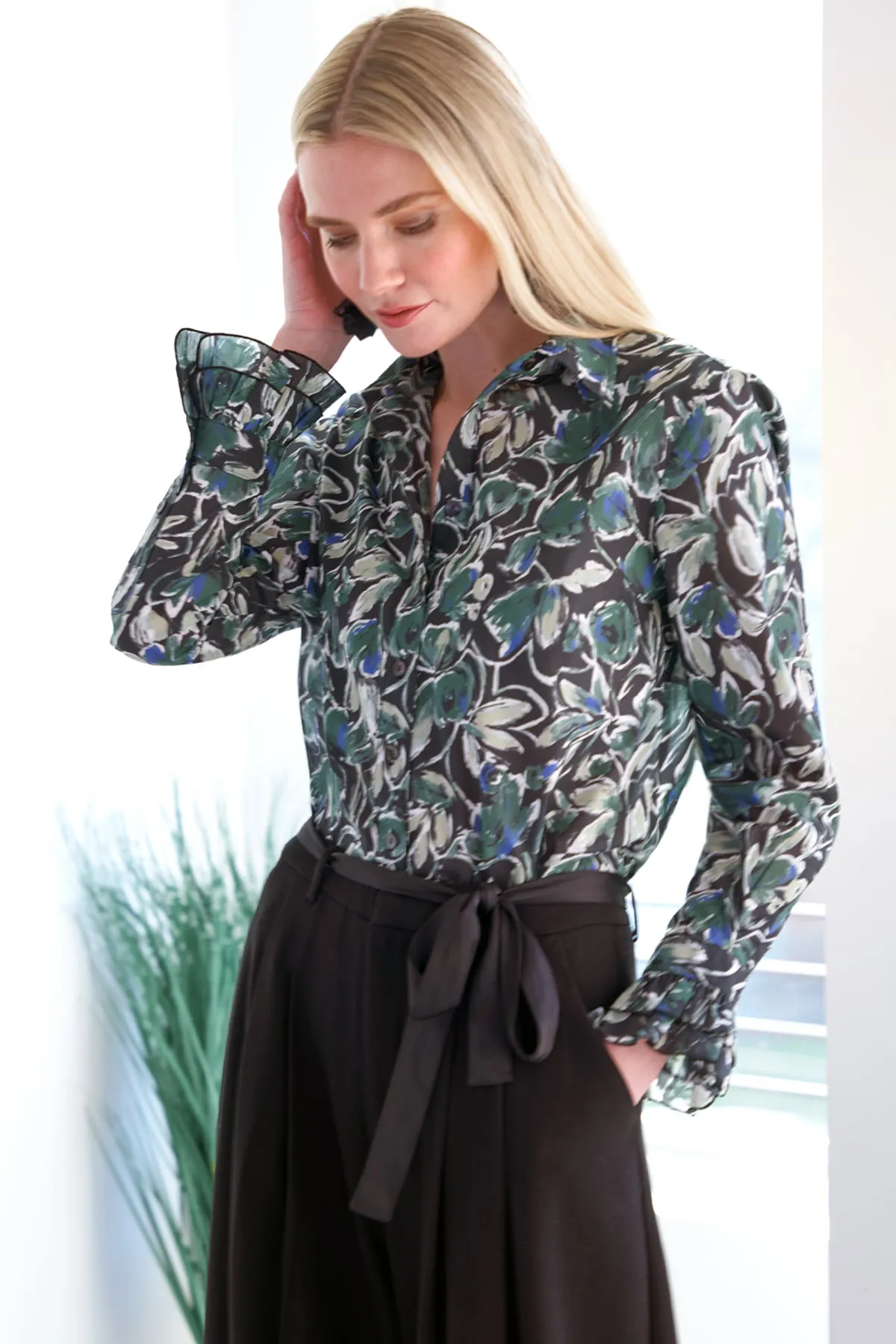 Marianne Shirt Wintergreen Foliage Print cat cuddle