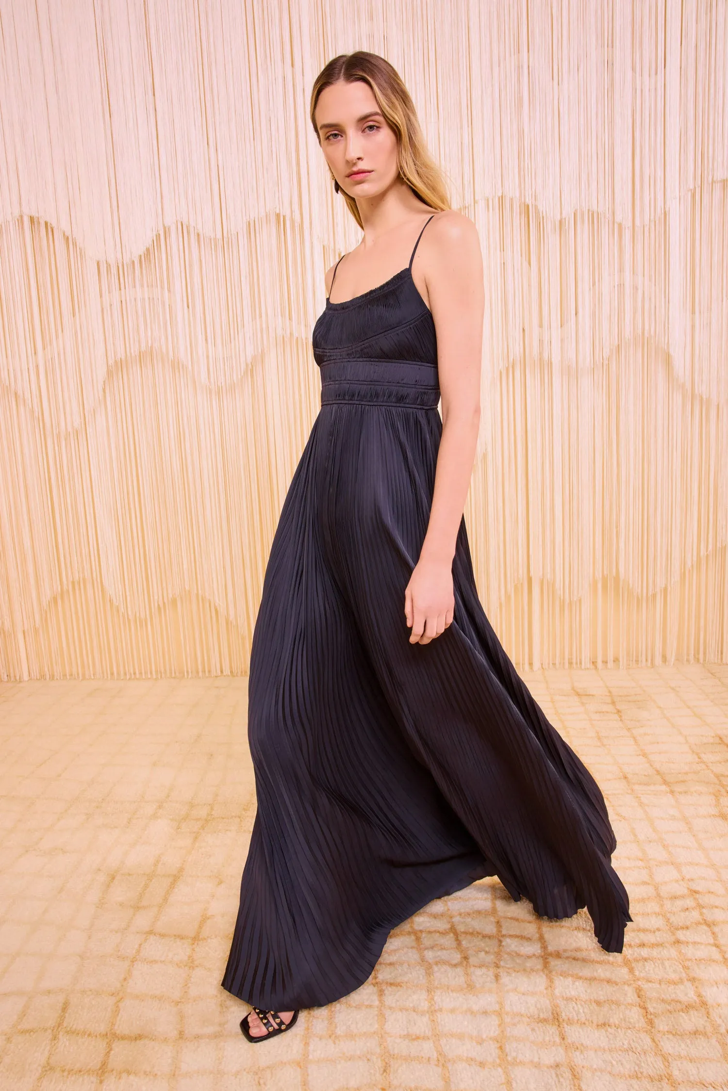 Reine Pleated Gown - Noir classic grace